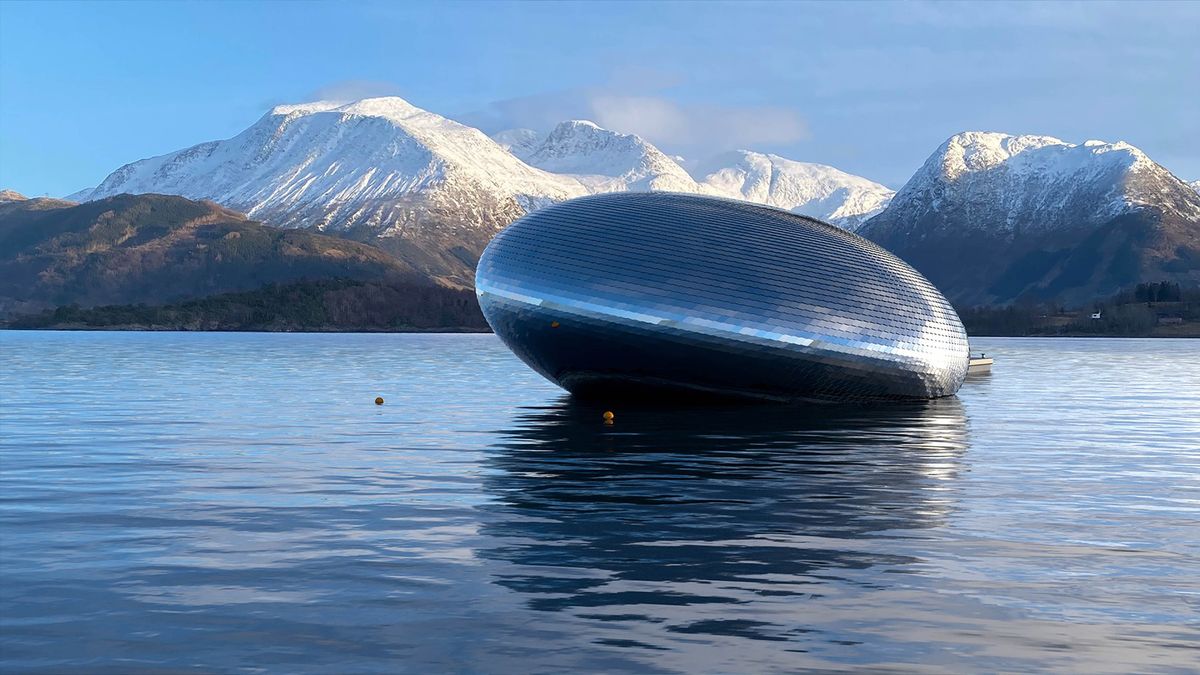 Restaurace ve tvaru létajícího talíře je hitem. Sedí na vlnách uprostřed fjordu